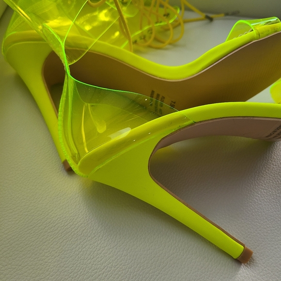 Cape Robbin 💚💛 Neon 💛💚 yellow heels - Picture 10 of 13